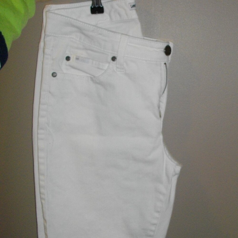 Women's/Juniors Lee Slender Secret white size 6 jeans. Inseam 29".